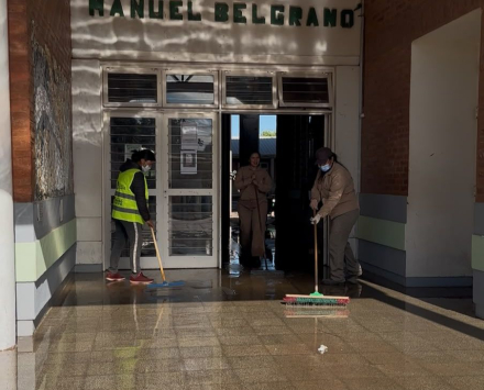 Foto 2 Escuela de Comercio N° 47 “Manuel Belgrano” recibieron   la operativa integral de limpieza copy