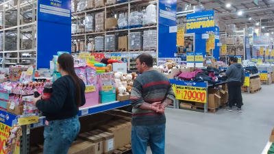 Las ventas en supermercados y mayoristas cayeron hasta 3,7% en agosto