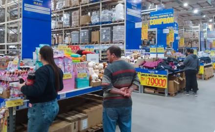 Las ventas en supermercados y mayoristas cayeron hasta 3,7% en agosto