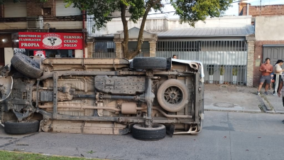Impresionante vuelco de una camioneta por avenida Italia