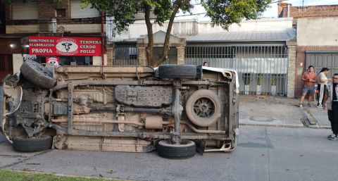 Impresionante vuelco de una camioneta por avenida Italia