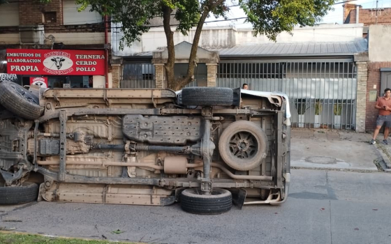 Impresionante vuelco de una camioneta por avenida Italia