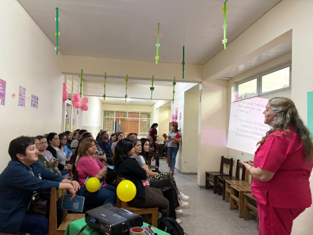 El centro de salud _El Pucú_ promovió la concientización sobre el cáncer de mama en una escuela nocturna (6)