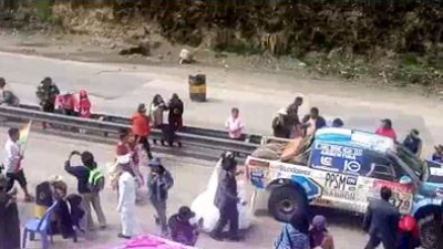 Curiosidades del Dakar: tripulación argentina paró a saludar a recién casados