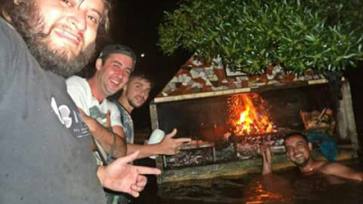 Músicos hicieron un asado con el agua al cuello en medio de la inundación  