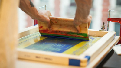 Inscriben para cursos gratuitos de talabartería y serigrafía