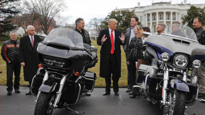 Trump quiere gravar con el 100% a las motos europeas