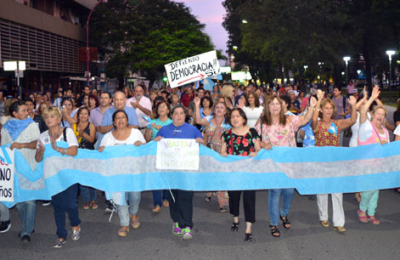 La marcha pro democracia polarizó la opinión de la dirigencia política