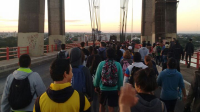 Masiva concurrencia de fieles al viacrucis interprovincial que atravesó el puente General Belgrano