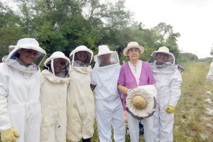 Mujeres apicolas.jpg