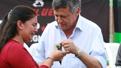 Emotiva entrega de viviendas en Castelli