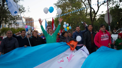 Fuerte “banderazo por el cambio” alrededor de la plaza 25 de Mayo