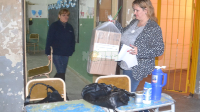 El mal clima y la falta de autoridades de mesa atrasó más de una hora el inicio de los comicios