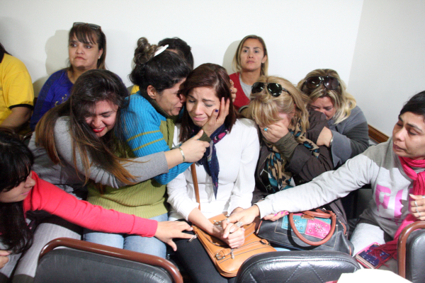 Luciana Romero escucha la sentencia acompañada por familiares y amigos. Foto: Fabián Maldonado.