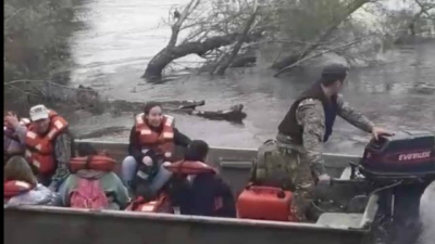 En botes del Ejército hacen pasar a los viajantes por el Arroyo Aguará Guazú