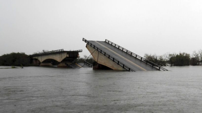 Un automóvil cayó del puente Santa Rosa al arroyo Guazú: buscan a uno de los ocupantes