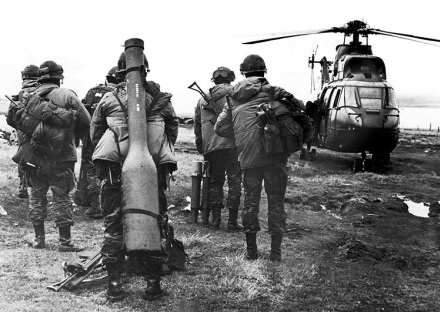 mal El personal militar argentino de la Compañía 601 se prepara para abordar un helicóptero en el Estrecho de San Carlos, durante la Guerra de Malvinas entre Argentina y Gran Bretaña, en mayo de 1982. Eduardo Farre .jpg