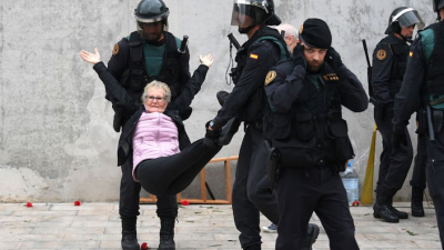 Casi 40 heridos en cargas policiales en Cataluña contra el referendo