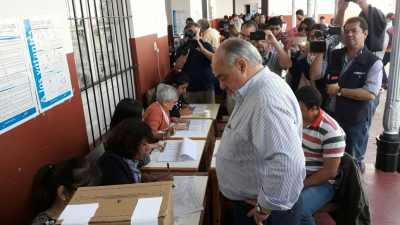 Elecciones en Corrientes: Colombi fue a votar y trató de “drogadictos” a los periodistas