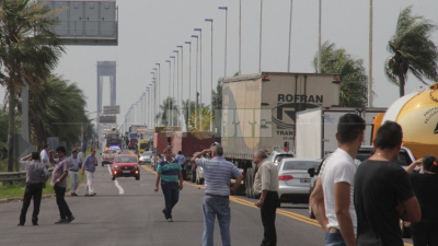 Nuevo incidente entre camiones desnudó la fragilidad del puente Chaco-Corrientes