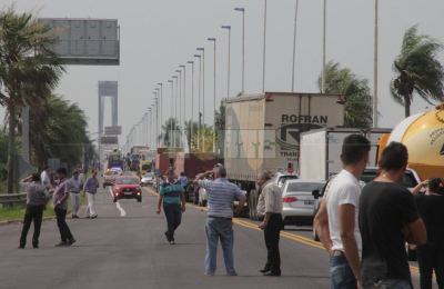 Nuevo incidente entre camiones desnudó la fragilidad del puente Chaco-Corrientes