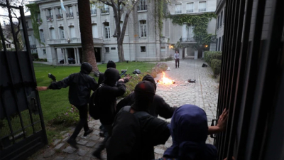 Destrozos en la embajada argentina en Chile durante manifestación en reclamo por muerte de Maldonado