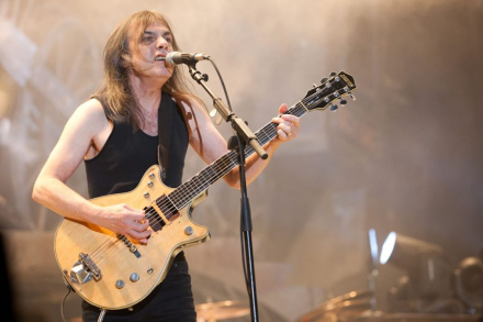 Malcolm-Young-900x600.jpg