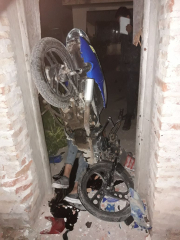 58moto inscrutada puerta.jpeg