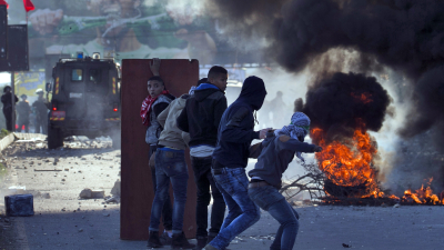 Un palestino murió y decenas resultaron heridos por tropas israelíes en protestas por Jerusalén
