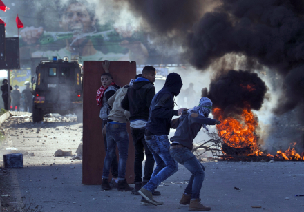 08-12-2017_palestina_manifestantes_palestinos_se_enfrentan.jpg