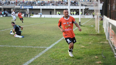 For Ever selló su clasificación a puro gol