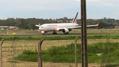 Un avión que despegó de Ezeiza aterrizó de emergencia en Paraguay