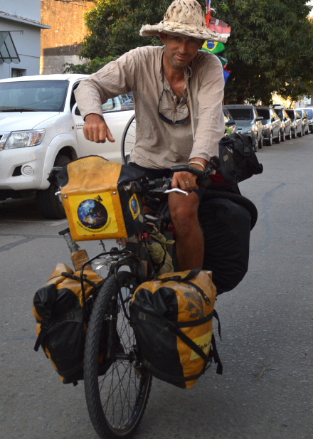 PABLO GARCIA DE BUENOS AIRES PASO POR EL CHACO. DIO LA VUELTA AL MUNDO EN BICICLETA.jpg