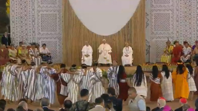 El papa Francisco se encuentra con indígenas en la Amazonía peruana
