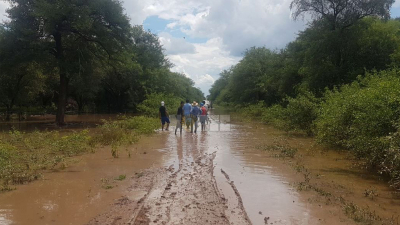 Asisten a familias aisladas por las lluvias en El Impenetrable
