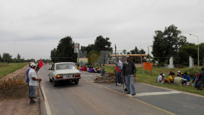 Tres movimientos sociales realizan protestas en el acceso a Castelli