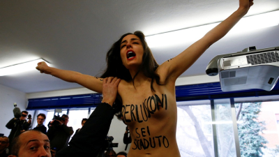 Una mujer en topless repudia a Berlusconi al votar en las elecciones italianas