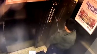 Quedó atrapado en un ascensor por orinar en el panel de botones