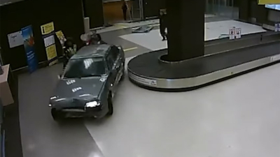 Ingresó a un aeropuerto en su automóvil para buscar a su novia