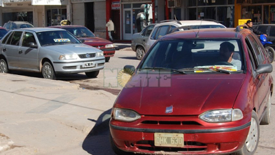 En Sáenz Peña los remises deberán portar oblea de identificación con datos del chofer