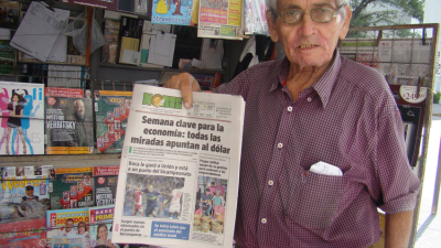 Jorge Maidana: tiene 85 años y lleva 49 vendiendo diarios en la calle