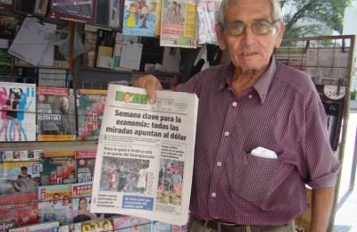 Jorge Maidana: tiene 85 años y lleva 49 vendiendo diarios en la calle
