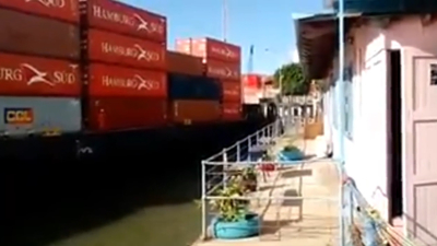 Barcaza chocó contra el muelle del puerto y debieron desalojar el lugar