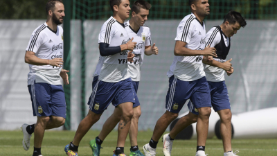 Sampaoli repitió con Salvio de lateral derecho y Biglia parece ganarle la pulseada de cara al debut