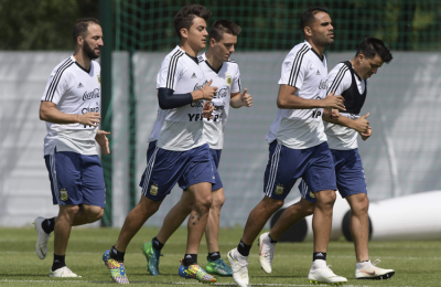 Sampaoli repitió con Salvio de lateral derecho y Biglia parece ganarle la pulseada de cara al debut
