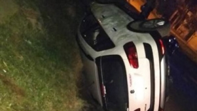 Barranqueras: tomó prestado el auto de su padre, volcó y se dio a la fuga