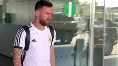 Un solitario y cabizbajo Messi llegó a Barcelona