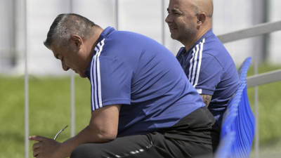 Sampaoli resiste y se aferra al cargo