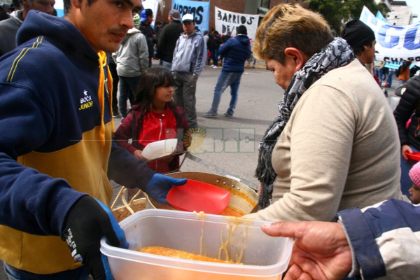 Olla popular y protesta social por pan, trabajo y en rechazo al acuerdo con el FMI
