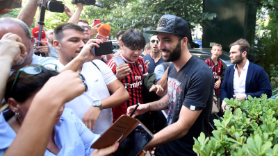 Pipita Higuaín acosado por los hinchas del Milan